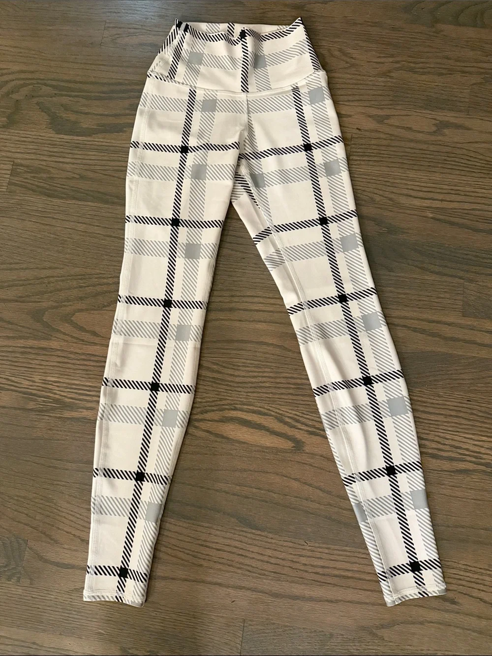ALO Yoga Plaid High-Rise Leggings — White, Gray, Black